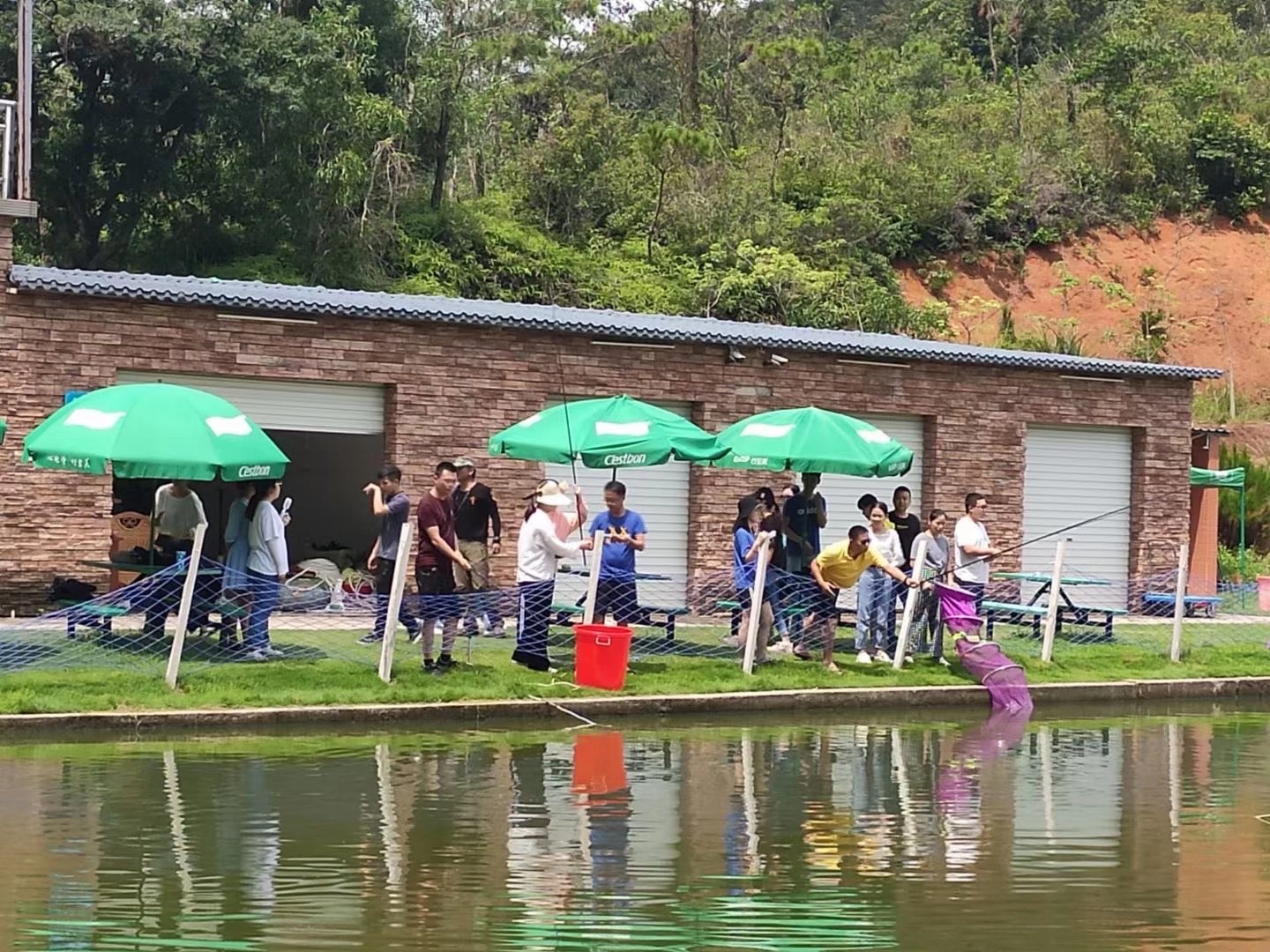環(huán)測(cè)威小哥的釣魚(yú)水準(zhǔn)也是不賴的 環(huán)測(cè)威小哥的釣魚(yú)水準(zhǔn)也是不賴的